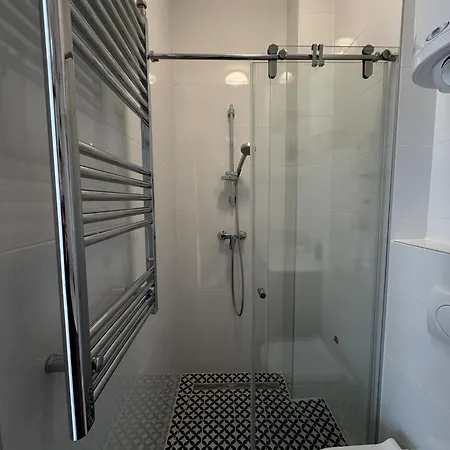 Balconia Sunny In Centre Of *