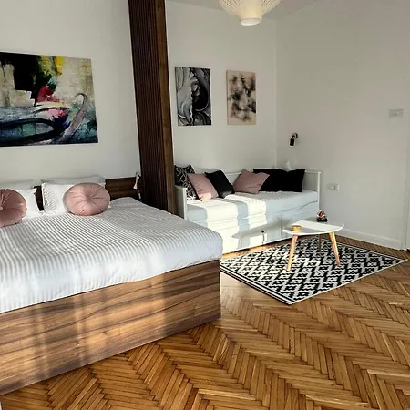 Balconia Sunny In Centre Of