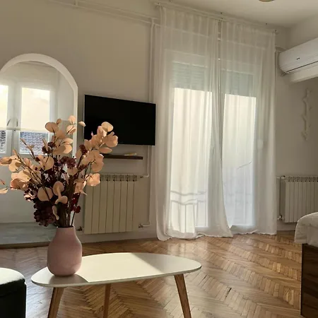 Balconia Sunny In Centre Of