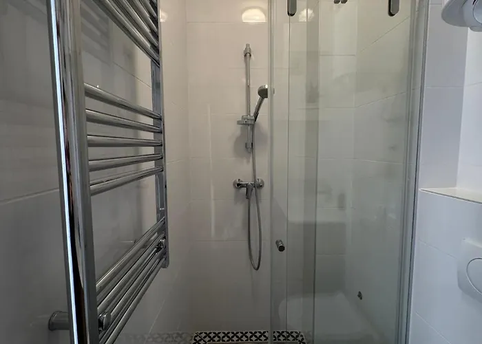 Balconia Sunny In Centre Of *