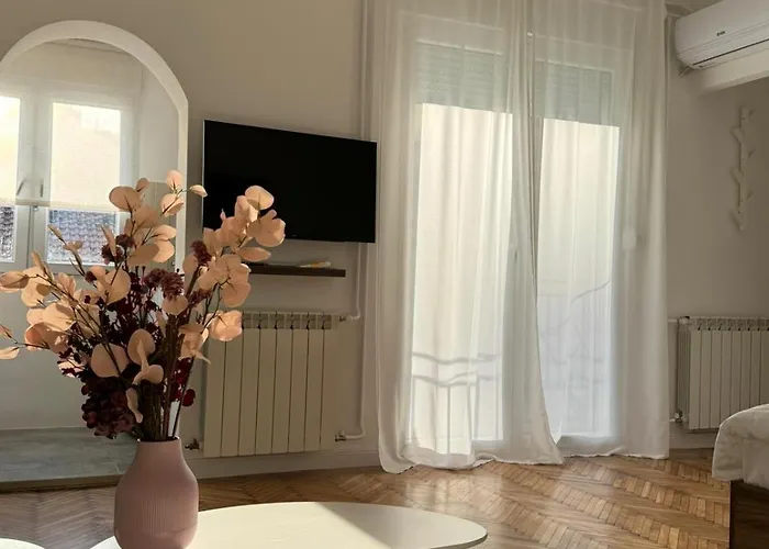 Balconia Sunny In Centre Of