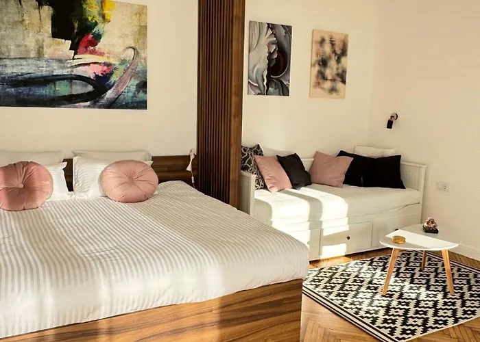 Balconia Sunny In Centre Of